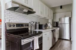 Luxury Designer Apartment 1003|Gold Coast/Old Town - Image 3