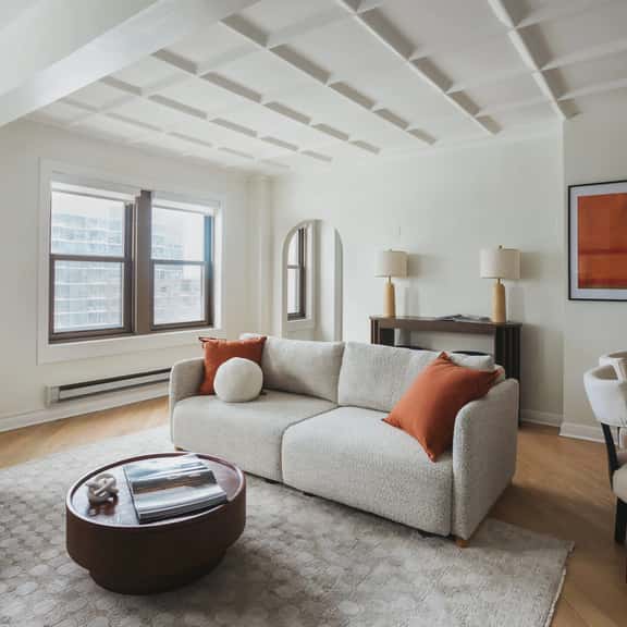 Luxury Designer Apartment 1202|Gold Coast/Old Town - Image 1