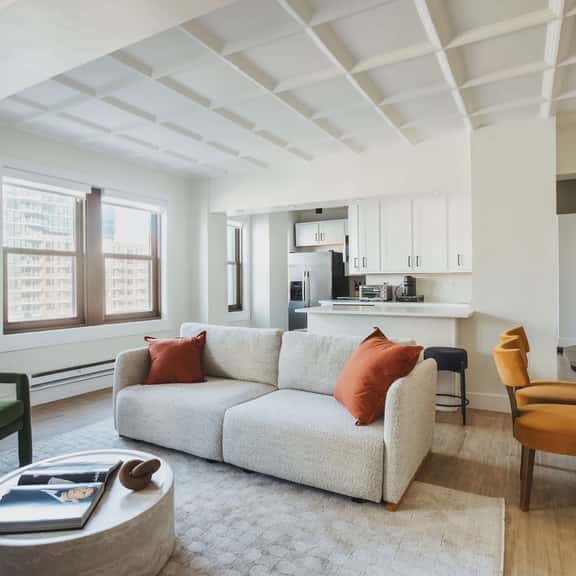 Luxury Designer Apartment 802| Gold Coast/Old Town - Image 1