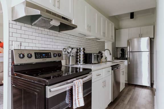 Luxury Designer Apartment 1003|Gold Coast/Old Town - Image 3